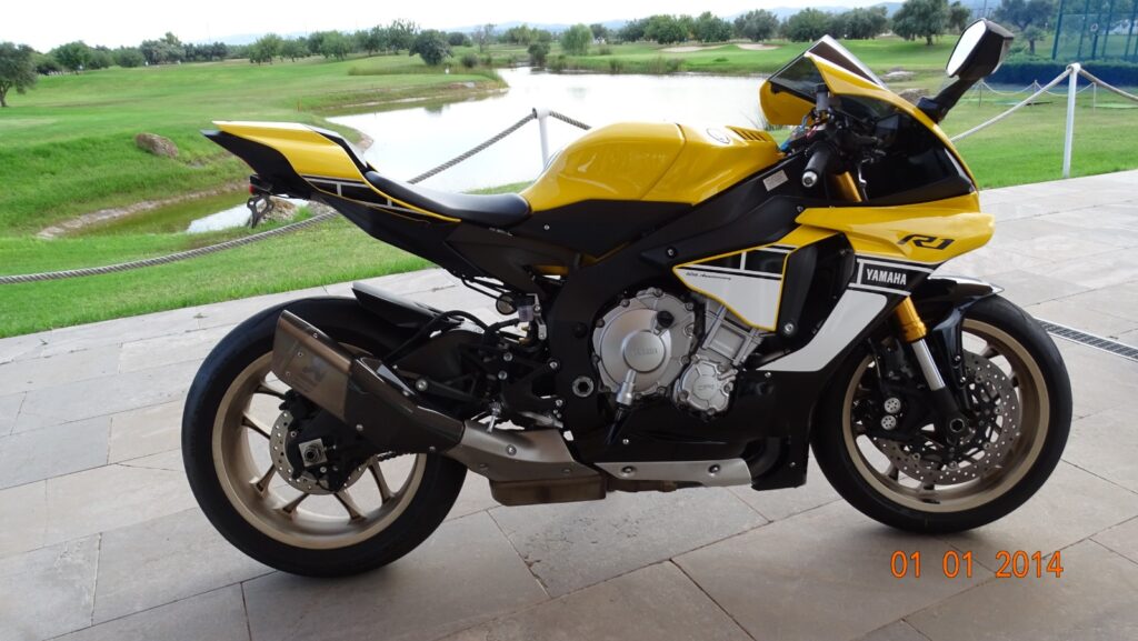 YAMAHA R1 "Kenny Roberts"